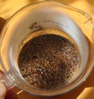 Beim aufquellen des Kaffees entweicht das restliche darin enthaltene Co2.