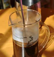Um eine gleichmäßige Extraktion zu Erreichen ist es wichtig, dass das Kaffeepulver gleichmäßig mit benetzt ist.
