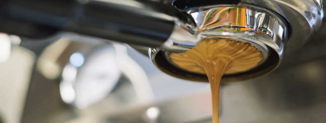Frische Espressobohnen erzeugen cremareichen Espresso