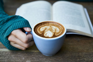 Bei einer Tasse frisch geröstetem Kaffee lässt es sich gut entspannen.