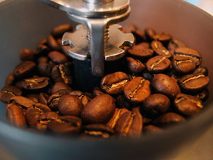 Mahlen Sie Ihren Kaffee nach Möglichkeit immer selbst. Investieren Sie in eine gute Handmühle, zum Beispiel von Hario.
