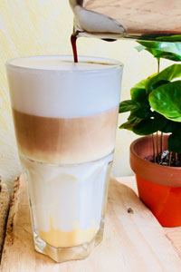 Latte Macchiato mit unserem Espresso No. 1 und Eierlikör
