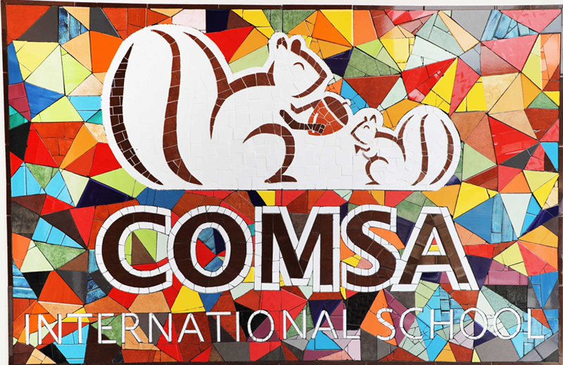 Mosaiktafel der COMSA Schule
