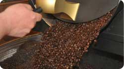 Die Kaffeeröstung im Langzeitröstverfahren macht aus den Kaffeebohnen ein Genussmittel