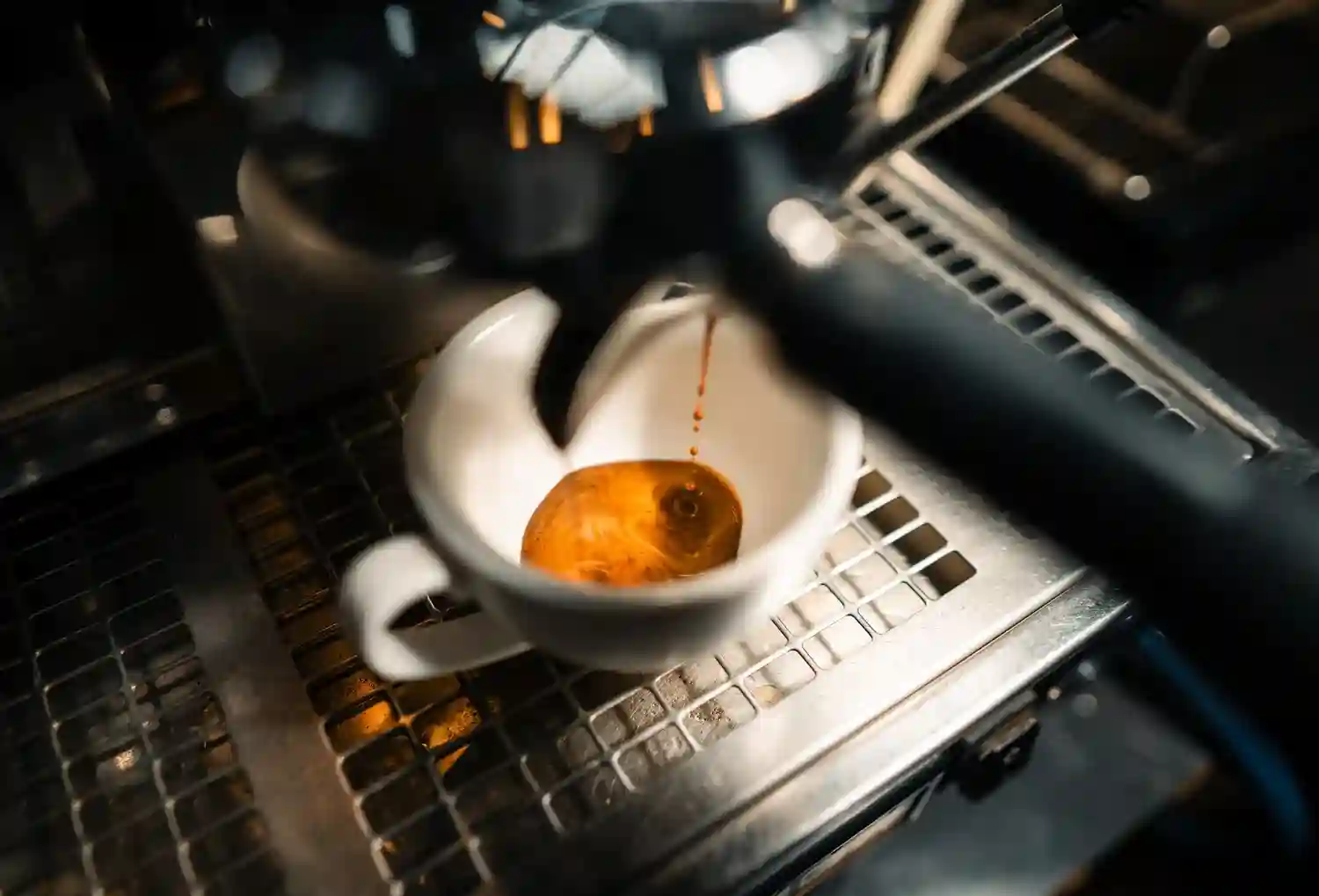 Espresso läuft geschmeidig aus einer Siebträgermaschine in die vorgewärmte Tasse