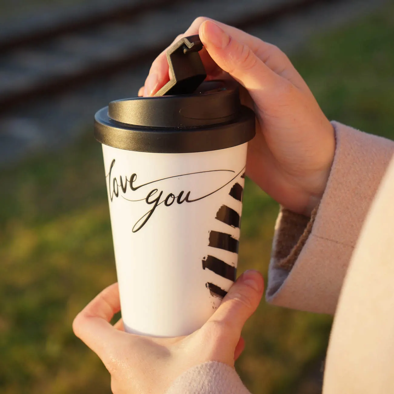 Mit dem bruchsicheren To Go Becher machen Sie Ihren Liebsten eine Freude.