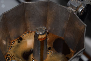 Die bekannteste Art der Espressozubereitung ist die Zubereitung in einem Herdkännchen oder auch Bialetti genannt. Bis auf die Crema erzielen Sie mit guten Espressobohnen beste Ergebnisse.