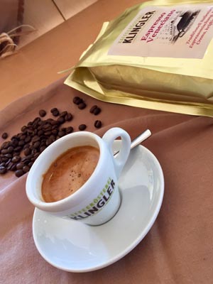Mit dem Espresso Veneciano haben sie eine typisch italienische Espressoröstung gefunden. Frisch geröstet aus unserer Kaffeemanufaktur aus Bingen.