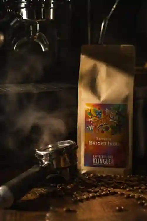 Espresso Bright India Packung vor einer Siebträgermaschine