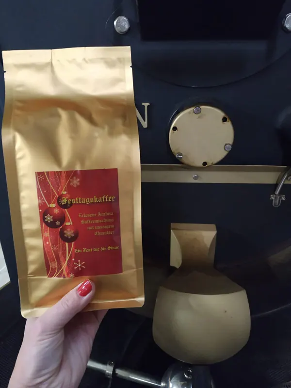Frisch gerösteter Premiumkaffee für Ihre Weihnachtstafel. 100 % Arabica Festtagsmischung.