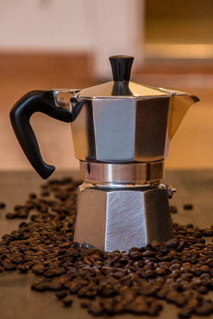 Für die Espressozubereitung in einer Siebträgermaschine oder einem Herdkännchen benötigen Sie frisch geröstete Espressobohnen. Mehrmals wöchentlich werden unsere Espressobohnen im Langzeitröstverfahren schonenen geröstet.