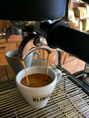 Satte Crema und ein kraftvoller Körper mit süßlichem Aroma. Der Espresso Pure als direkt gehandelter Plantagenespresso eignet sich bestens für die Zubereitung in der Siebträgermaschine.